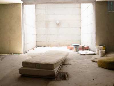 Lo Iacp ha fatto costruire otto anni fa una quarantina di box sotterranei completi di tutto. Da allora sono rimasti l� inutilizzati e abbandonati